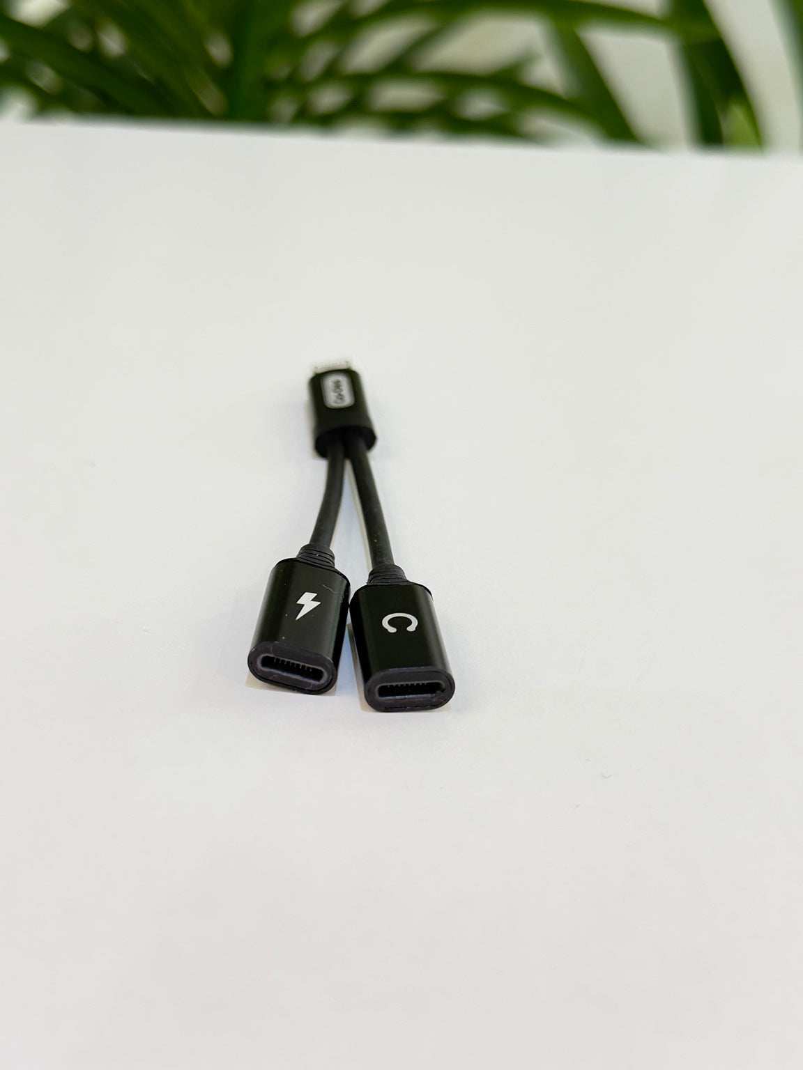 GO-DES GD-UC011 dual ports for Lightning charging and earphones on iPhone