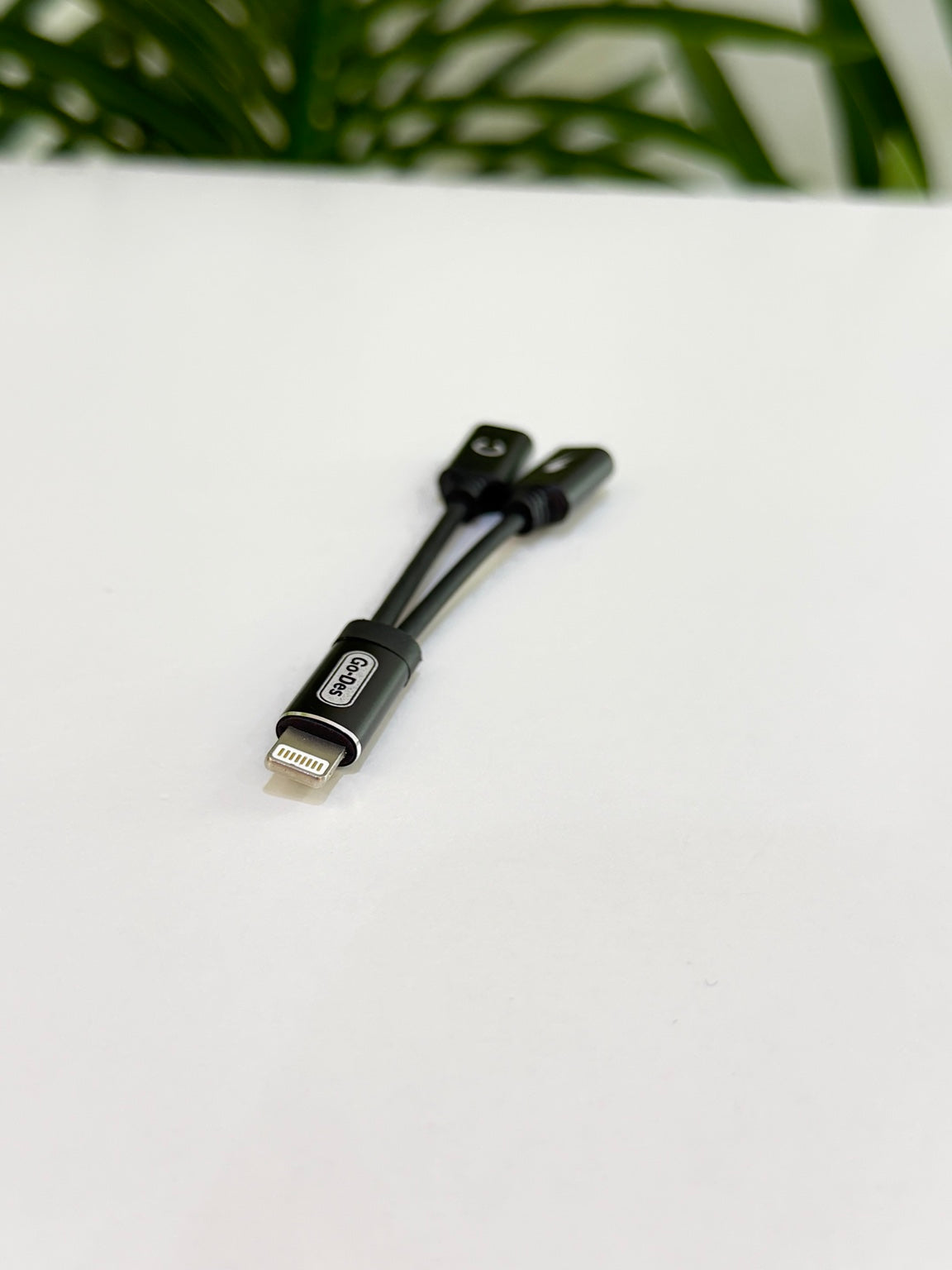 GO-DES GD-UC011 Lightning audio and charging adapter for iPhone 14 and earlier